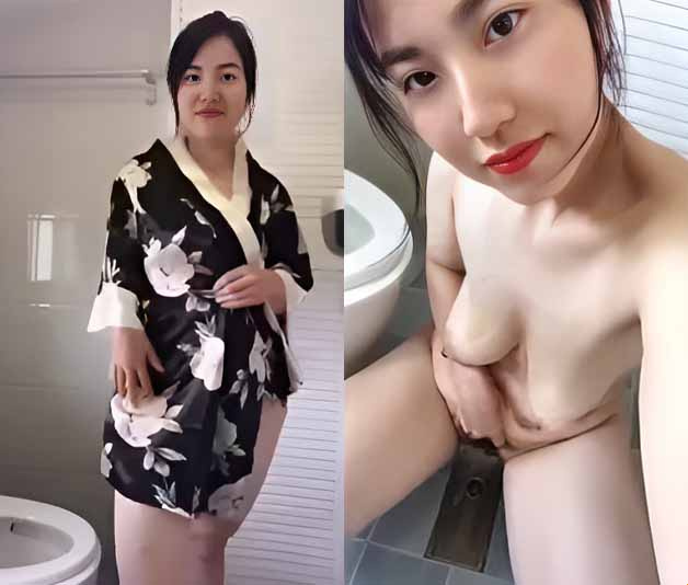 아름다운 소녀가 화장실에서 극도로 유독하게 시시덕거립니다.