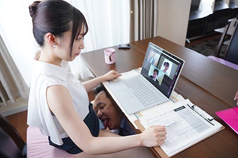 Der glückliche Mitarbeiter wurde von der weiblichen CEO Mai Shiomi vorgeschlagen